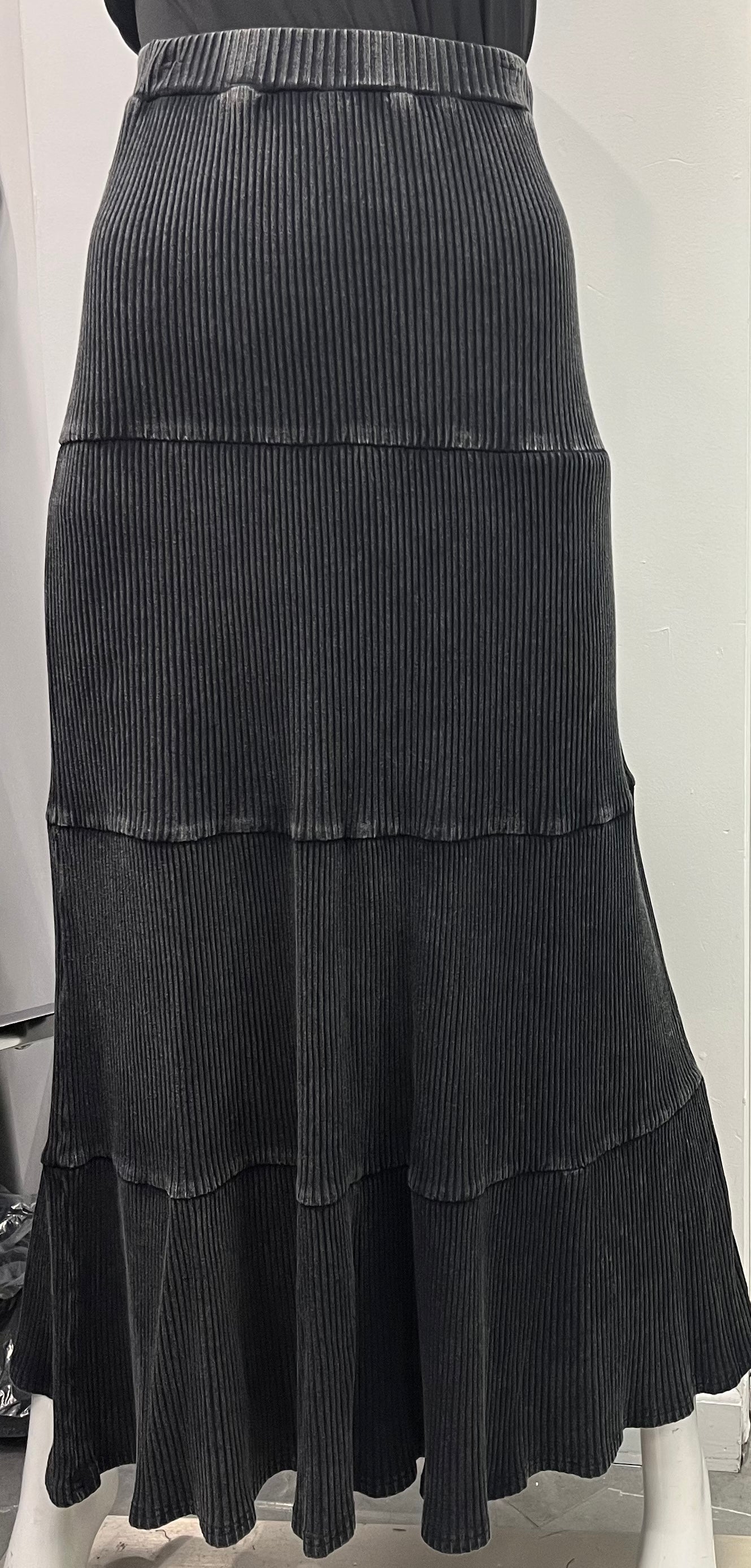 SPADES RIBBED TIER MAXI SKIRT BLACK WASH